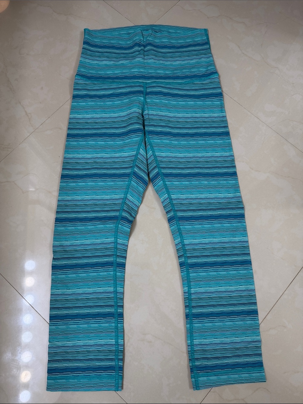 lululemon athletica Women’s cropped Aqua & Teal Striped Leggings